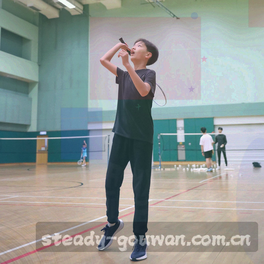 办公桌局部的键盘、便签与印有版本号的打印稿特写，冷调光线，画面中无人物